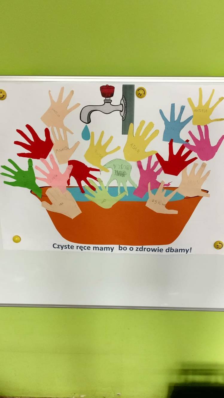 Plakat wykonany przez dzieci przedstawiający kran, umywalkę i dużo naklejonych papierowych dłoni wyciętych przez dzieci.