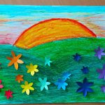 Praca plastyczna: narysowane słońce, łąka z kwiatami.