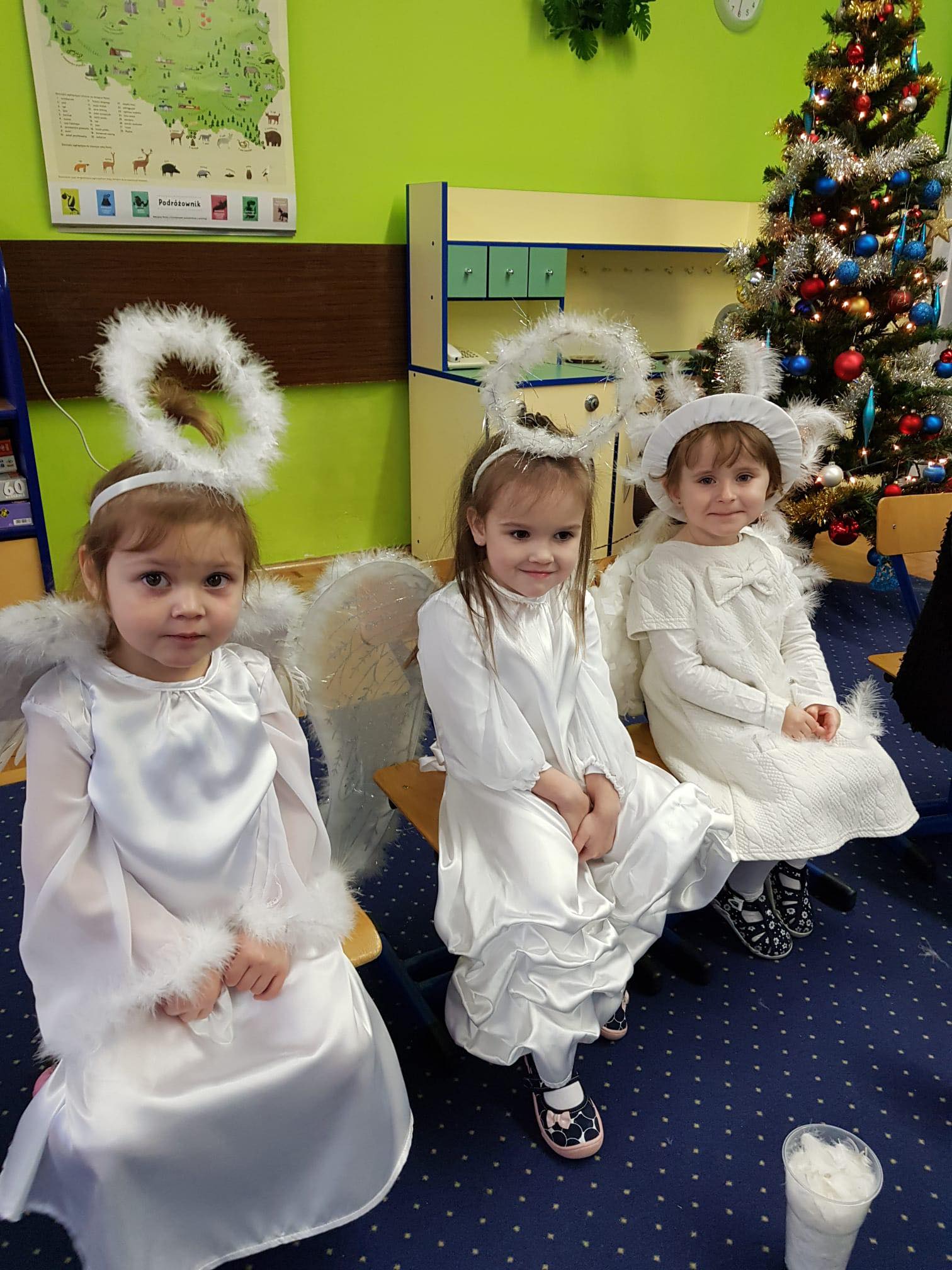 3 dziewczynki w przebraniu aniołków.