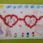 Praca plastyczna wykonana przez dzieco. Przedstawia okulary w kształcie serca, dzieci, kwiatki.