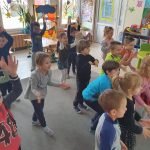 Dzieci tańczące na sali w rozsypce
