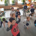 Dzieci tańczące na sali w rozsypce
