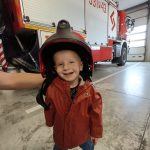 Chłopiec w hełmie strażackim
