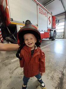 Chłopiec w hełmie strażackim