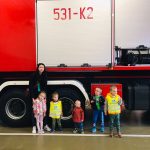 5 dzieci i Pani stoi przed wozem strażackim