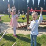 dwie dziewczynki i chłopiec na placu zabaw, biorą udział w konkursie.