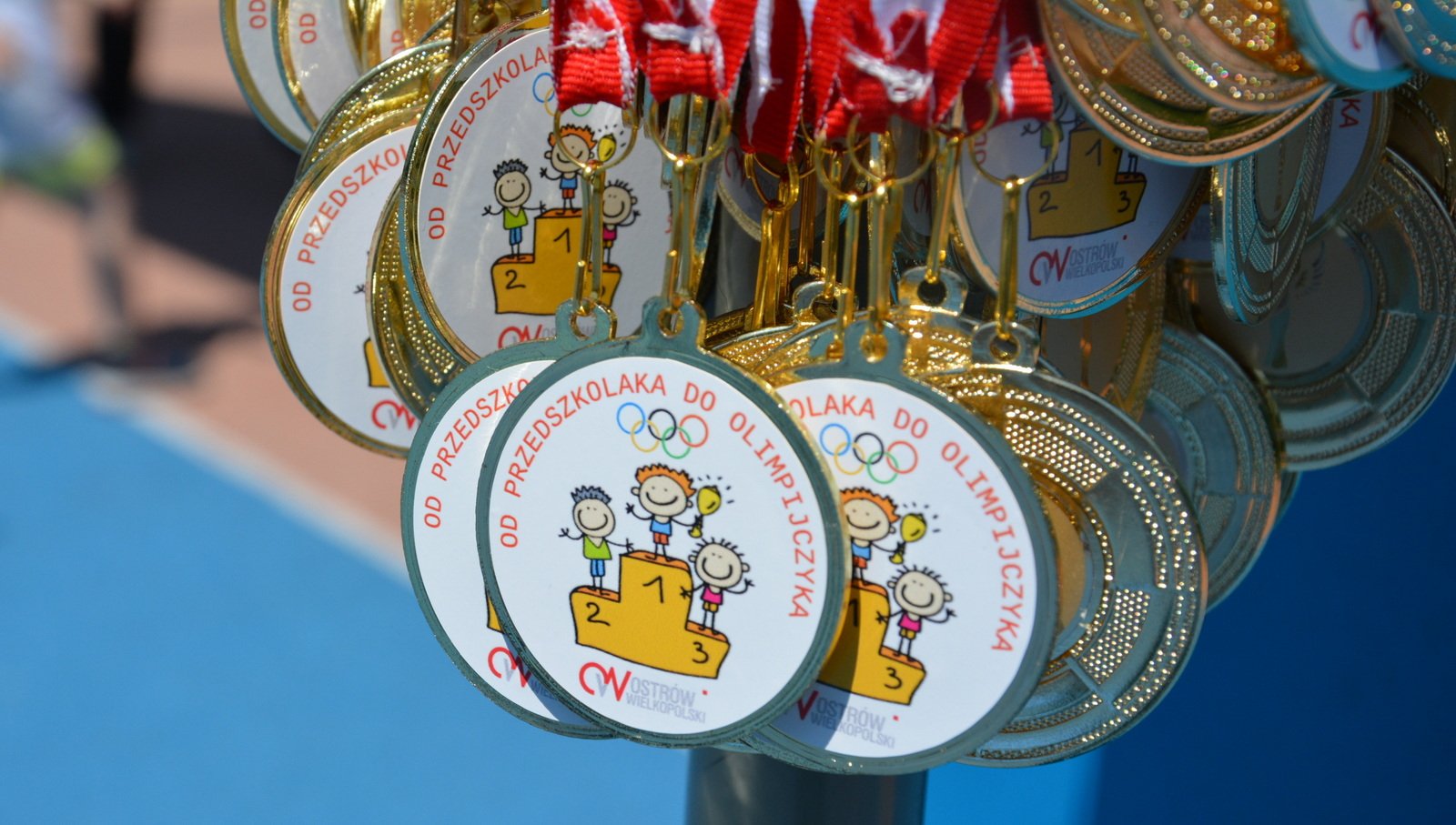 Zestaw medali dla przedszkolaków, na których widnieje napis "Od przedszkolaka do Olimpijczyka"