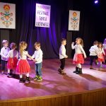 Dzieci tańczące na scenie