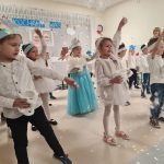 Dzieci tańczą i spiewają piosenkę