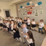 Dzieci tańczą ustawione w dwóch rzędach