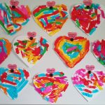 Prace plastyczne dzieci - serca - na wystawie