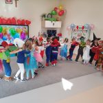 Dzieci tańczą ustawione w rzędzie