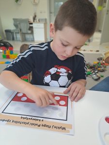 Chłopiec robi prace plastyczną