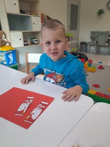 Chłopiec robi prace plastyczną