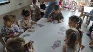 Dzieci oglądaja nominały pieniędzy