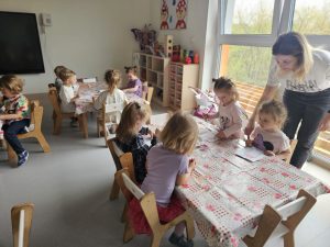 Dzieci wykonują prace plastyczną