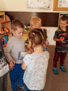 Dziewczynka wręczająca chłopcu upominek