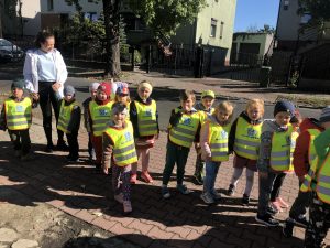 Grupa dzieci na spacerze wraz z panią