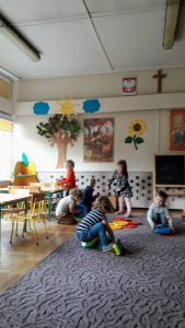 Sześcioro bawiących się dzieci