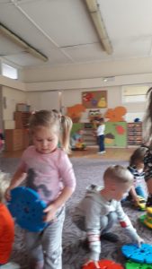 Pięcioro dzieci bawiących się klockami i autami.