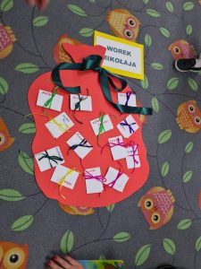 Praca plastyczna dzieci przedstawiająca worek Mikołaj
