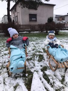 Dwie dziewczynki na sankach.