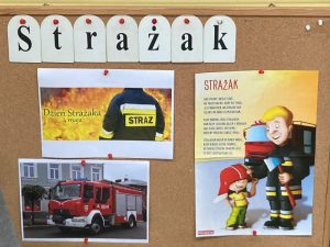 Tablica korkowa z napisem strażak i 3 obrazkami przedstawiającymi wóz strażacki, wiersz o strażaku.
