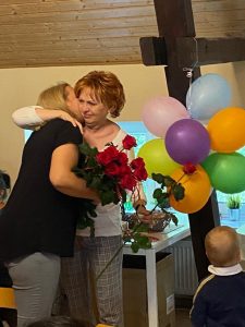 Pani ściska nauczyecielkę i daje jej różę.
