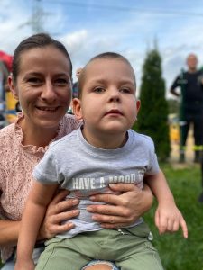 Uśmiechnięty Chłopiec z mamą