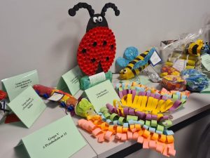 Wystawa owadów wykonanych z recyklingu m.in puszki, nakrętek, rolek papieru tj: biedronka, motyl, pszczoła.