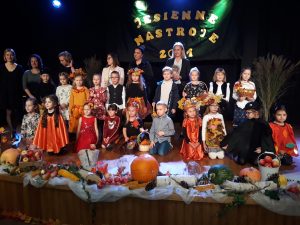 na scenie stoją wszyscy uczestniczy konkursu , organizatorzy oraz jury.