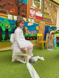 Dziewczynka przebrana za panią zimę.