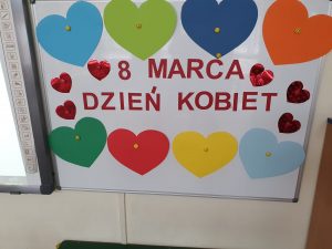 Tablica z napisem 8 marca oraz serduszkami w kilku kolorach