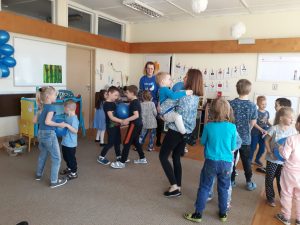 Dzieci i panie tańczą z balonami.
