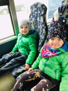 2 dzieci siedzą w autobusie