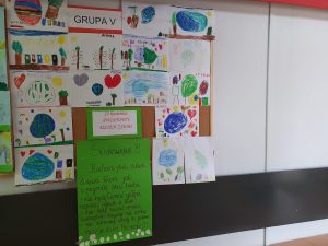 Tablica z pracami dziećmi na temat Dnia Ziemi.