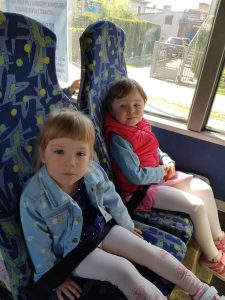 Dzieci siedzą w autobusie.