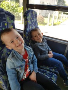 Dzieci siedzą w autobusie.