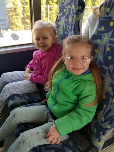 Dzieci siedzą w autobusie.