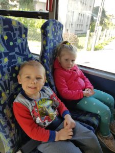 Dzieci siedzą w autobusie.
