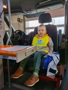 Chłopiec w busie strażackim
