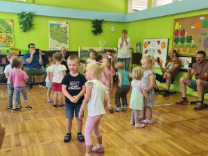 Grupa dzieci ustawiona w parach w małe kółeczka
