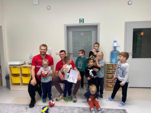 Chłopcy i 2 sportowców z piłkami.