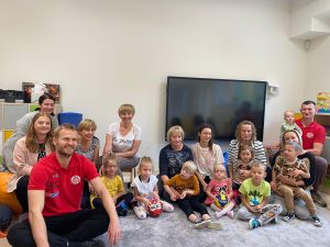 Grupa dzieci, Pań i 2 sportowców.