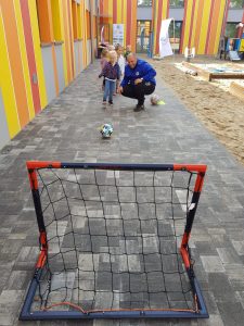 dziewczyna strzela do bramki.