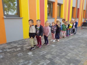 Dzieci na dworze ustawione jeden na drugim.