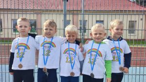 5 chłopców z medalami