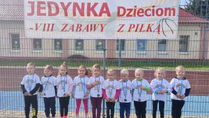 Grupa dzieci z medalami.
