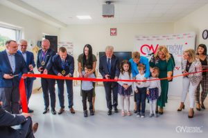 przecinanie czerwonej wstęgi przez zaproszonych gości i dzieci.