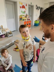 Ratownik zakłada chłopcu kołnierz ortopedyczny